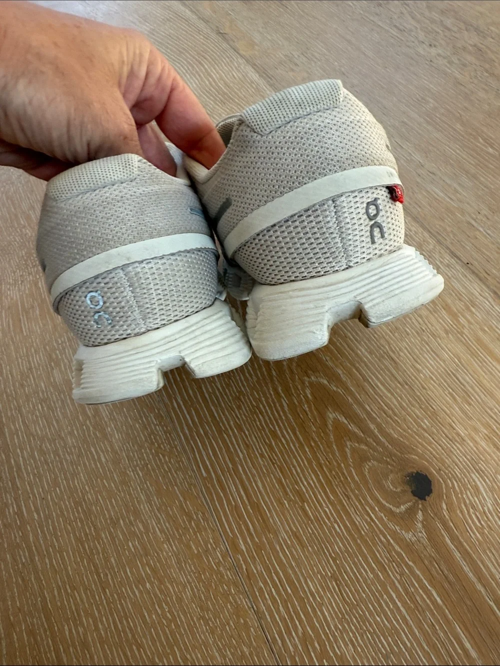 On Running light beige